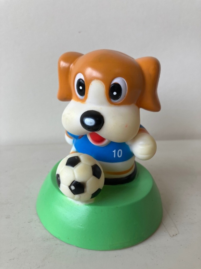 サッカーボール犬のキャラクターJA貯金箱。