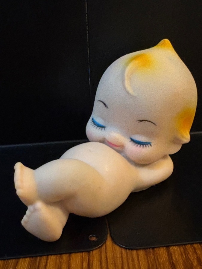 キューピーちゃん　寝姿